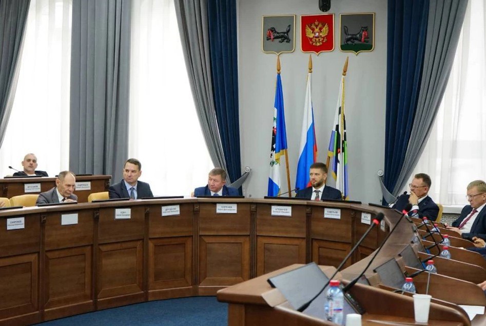 В Думе Иркутска прошли депутатские слушания, на которых обсуждалась инициатива председателя Евгения Стекачева о переходе школ областного центра на пятидневный режим учебы