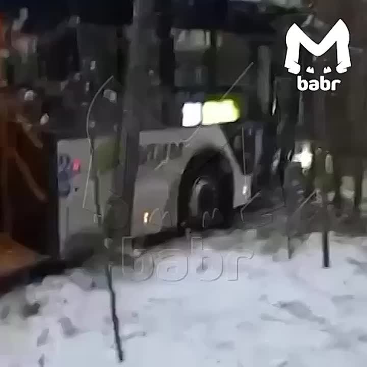 Автобус с рабочими вылетел с дороги в лес после аварии в Усть-Илимске