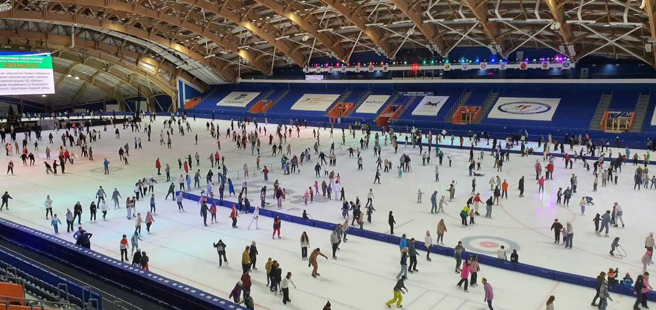 Чем заняться на осенних каникулах? Есть идея: в Ледовом дворце «Байкал» весь ноябрь каждые выходные будет проходить массовое катание «Байкальская массовка»