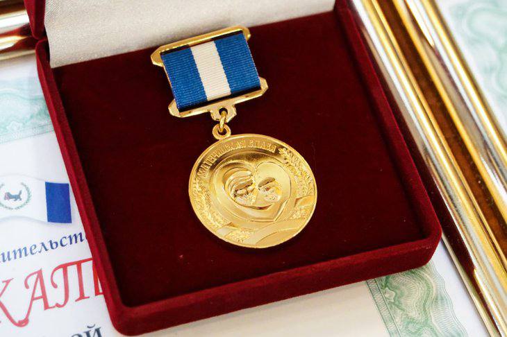 Почетный знак «Материнская слава» получат 22 многодетные матери