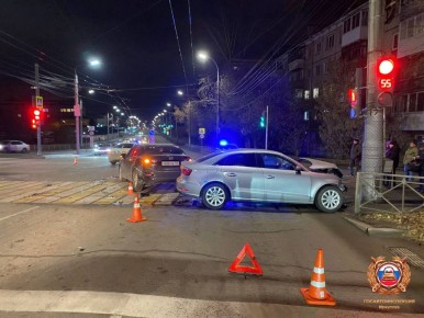 В Иркутске в результате столкновения трех автомобилей пострадали два человека