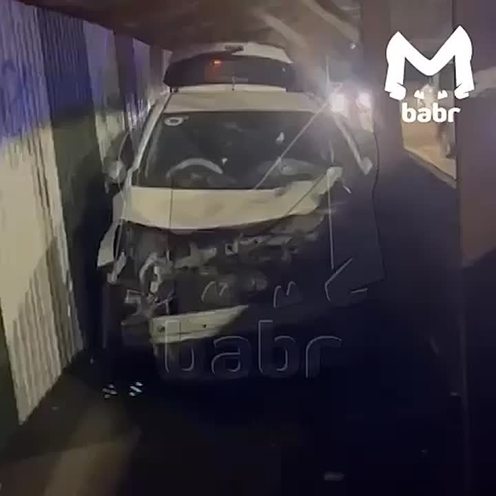 Легковушку выбросило на тротуар во время ДТП в Иркутске