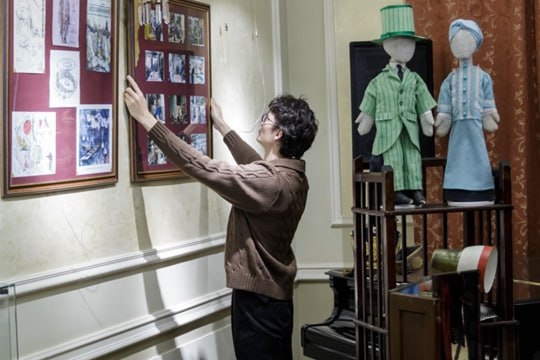 В пасмурный и дождливый день (когда уже в середине рабочего дня хочется скорее домой и под одеялко), сотрудникам Музея истории Иркутска им. А.М.Сибирякова совсем не до скуки! Они заняты важным делом: готовят новую выставку!...