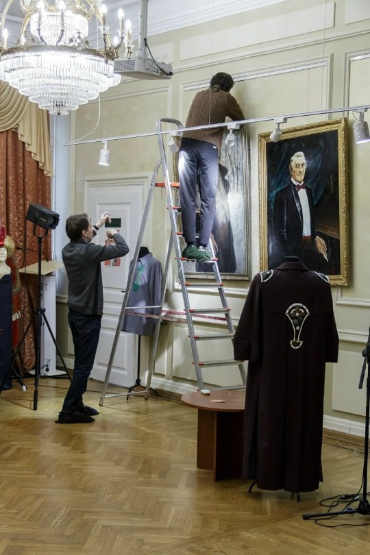 В пасмурный и дождливый день (когда уже в середине рабочего дня хочется скорее домой и под одеялко), сотрудникам Музея истории Иркутска им. А.М.Сибирякова совсем не до скуки! Они заняты важным делом: готовят новую выставку!... В пасмурный и дождливый день (когда уже в середине рабочего дня хочется скорее домой и под одеялко), сотрудникам Музея истории Иркутска им. А.М.Сибирякова совсем не до скуки! Они заняты важным делом: готовят новую выставку!...