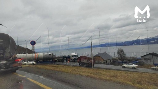 Многотонную трубу потерял грузовик на байкальском серпантине и полностью перекрыл движение