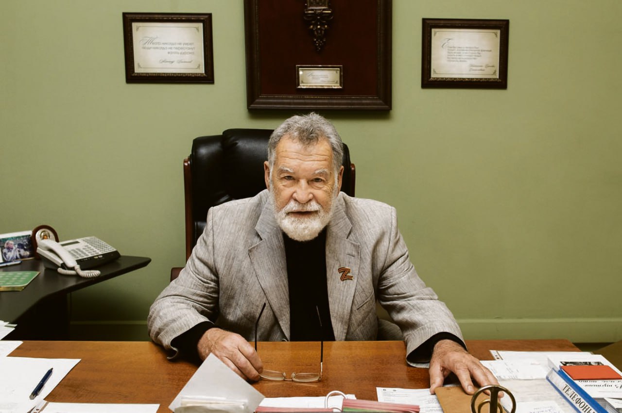 Имя Анатолия Андреевича Стрельцова хорошо известно иркутянам, любящим и ценящим театральное искусство