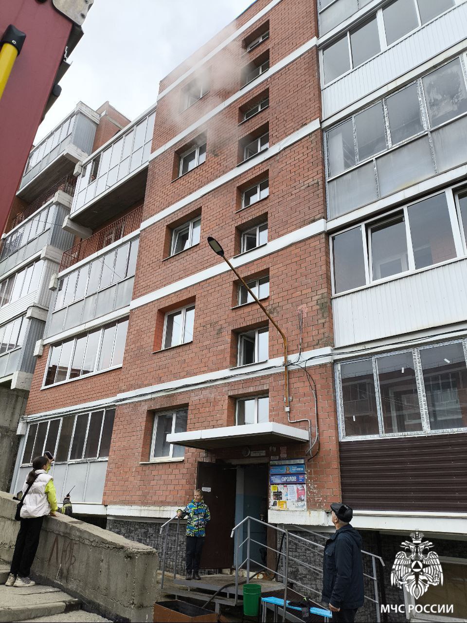 В Иркутском округе огнеборцы на пожаре спасли десять человек