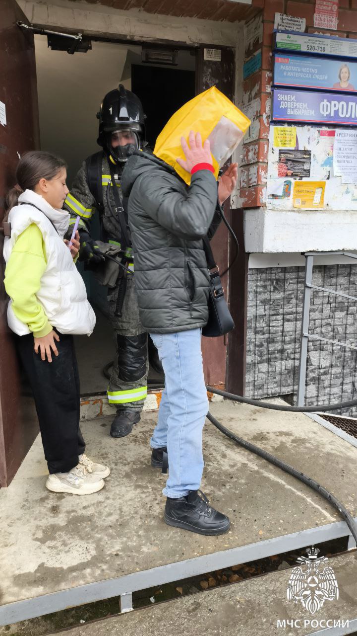 В Иркутском округе огнеборцы на пожаре спасли десять человек В Иркутском округе огнеборцы на пожаре спасли десять человек