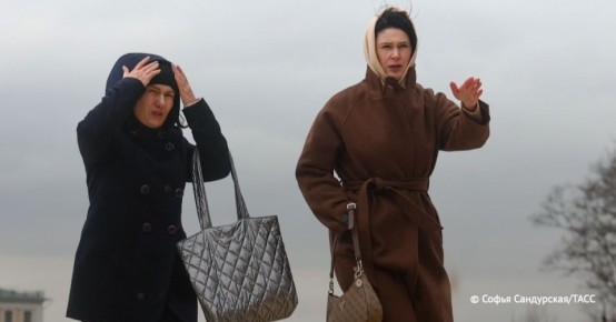 Штормовые предупреждения объявлены в ряде регионов Сибири, где на выходных ожидается усиление ветра свыше 35 м/с, гололед, снег и резкое похолодание, сообщают в главках МЧС и УГМС по регионам