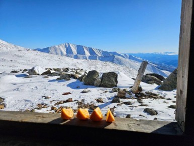 Доброе утро. Вид из окна заброшенной метеостанции