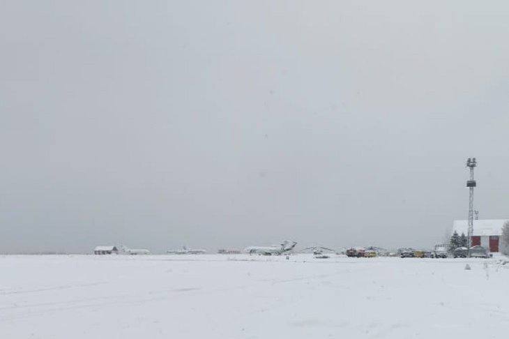Снегопад в Братске: аэропорт временно не работает