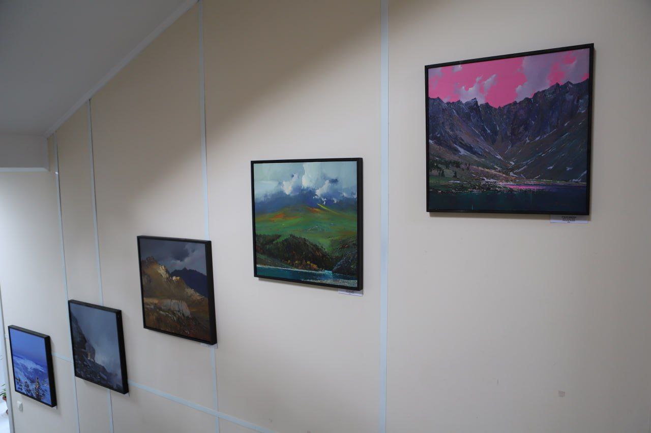 Выставка картин Александра Имедеева «Сияние Сибири» представлена в администрации Иркутска Выставка картин Александра Имедеева «Сияние Сибири» представлена в администрации Иркутска