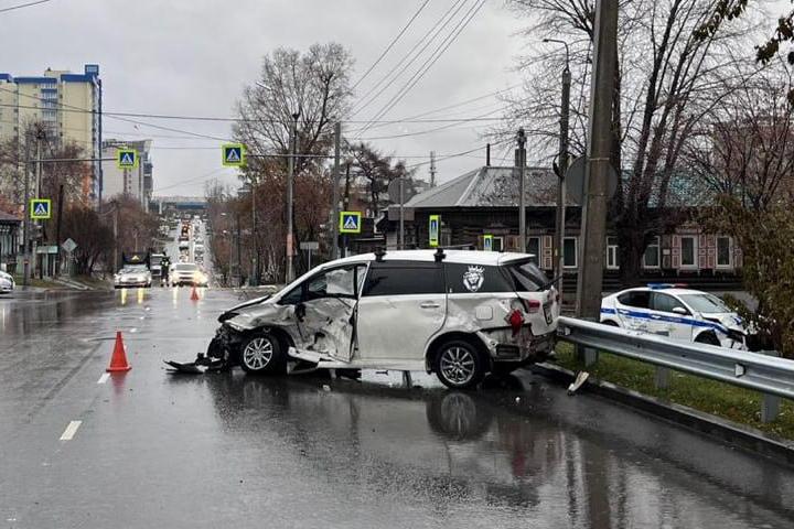 В Иркутске сотрудник ДПС пострадал в аварии с «Тойотой Виш»