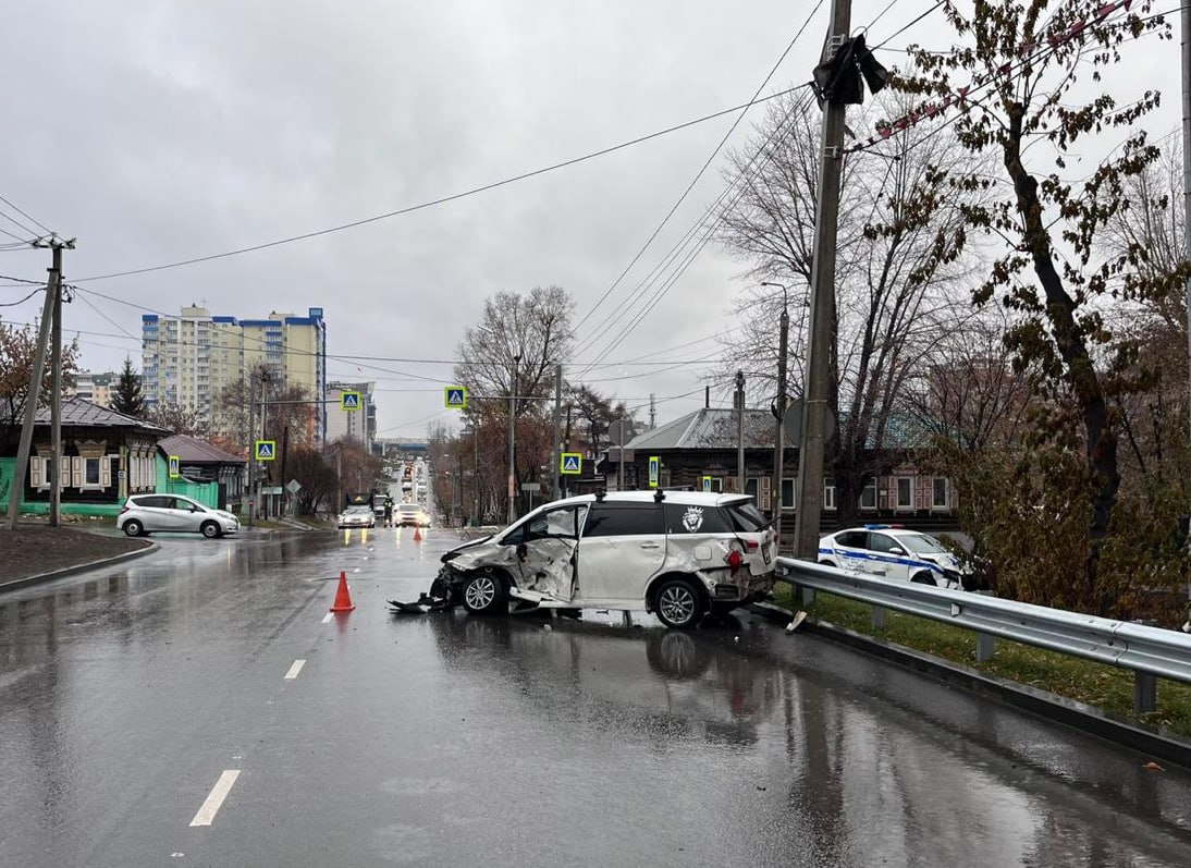 В Иркутске сотрудники полиции работают на месте ДТП с участием служебного автомобиля