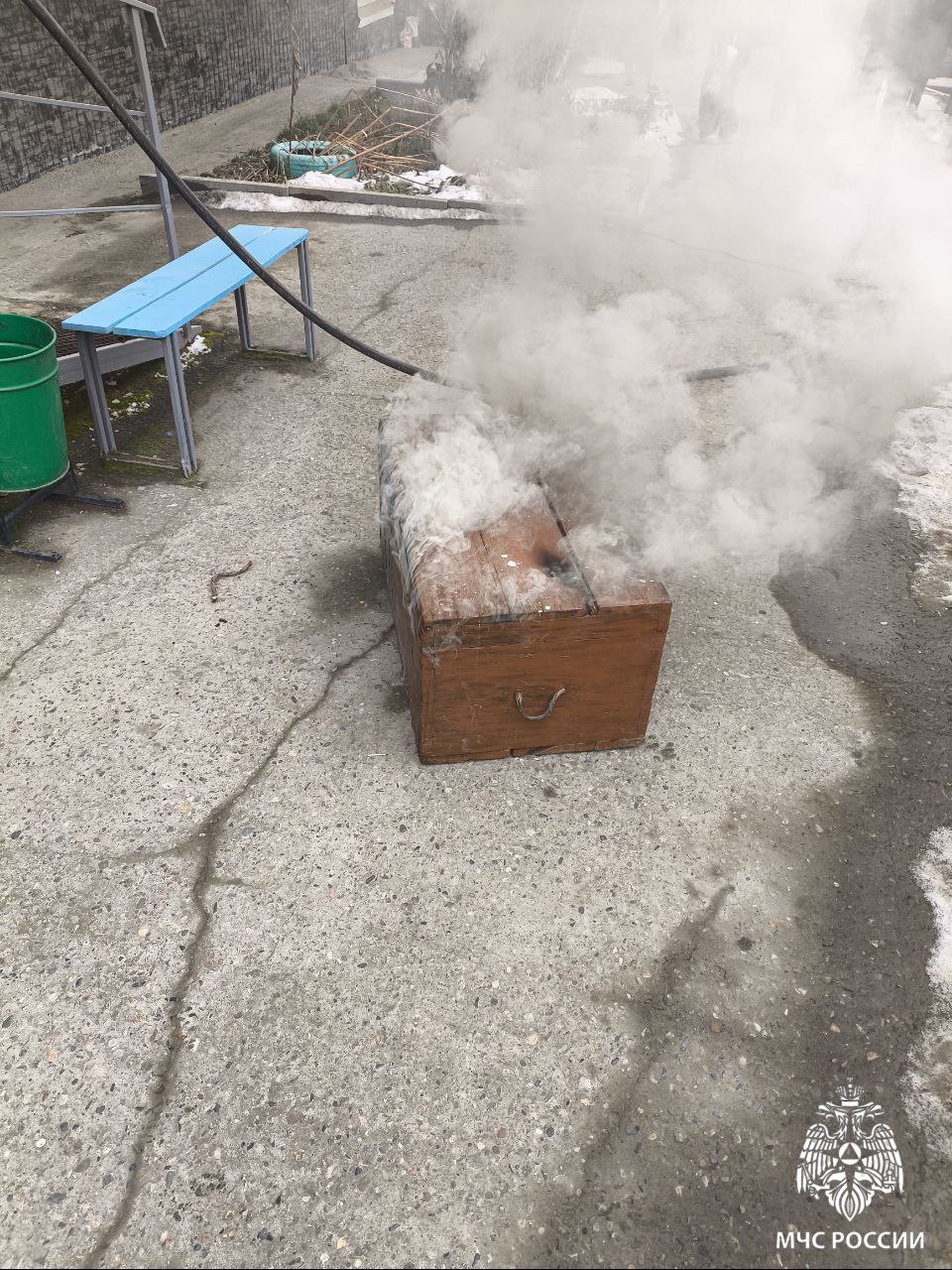 В Иркутском округе огнеборцы на пожаре спасли десять человек В Иркутском округе огнеборцы на пожаре спасли десять человек