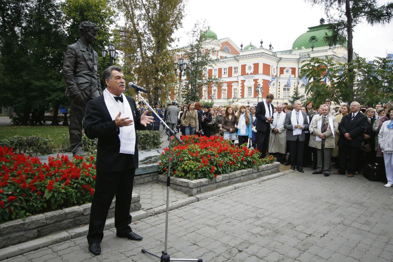 Имя Анатолия Андреевича Стрельцова хорошо известно иркутянам, любящим и ценящим театральное искусство Имя Анатолия Андреевича Стрельцова хорошо известно иркутянам, любящим и ценящим театральное искусство