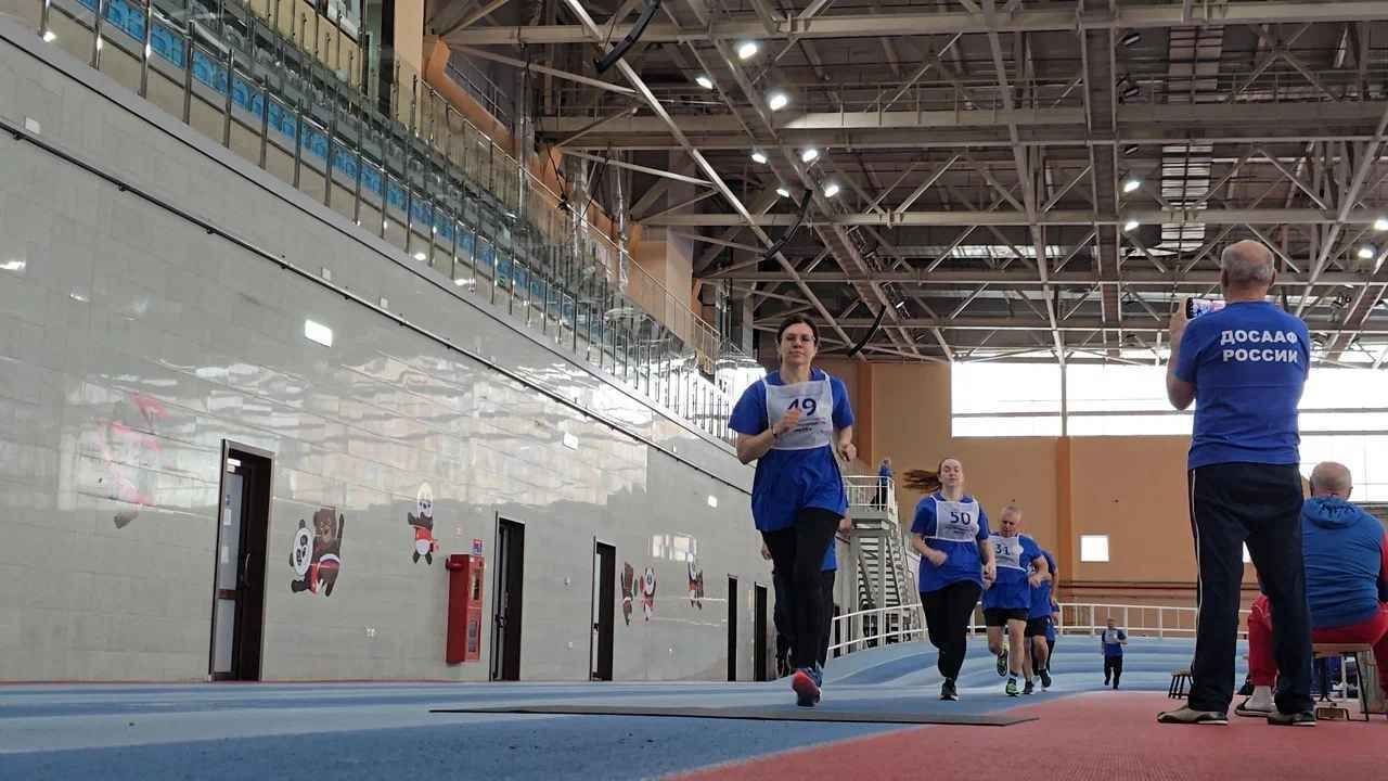 Сотрудники иркутского отделения ДОСААФ России 29 октября в спорткомплексе «Байкал-Арена» сдали нормативы Всероссийского физкультурно-спортивного комплекса «Готов к труду и обороне»