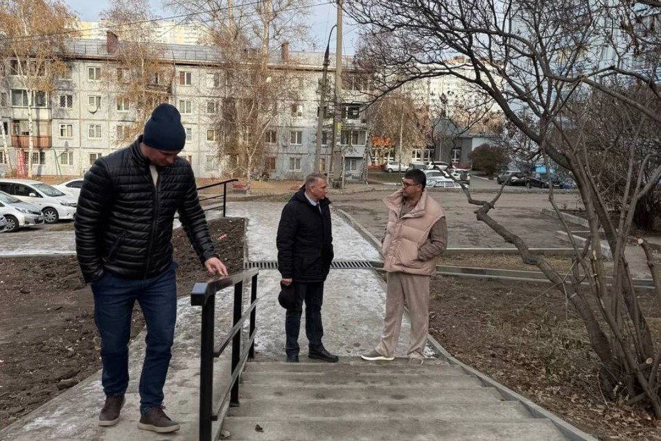 Приемку работ по ремонту и обустройству пешеходных мостов и лестниц в микрорайоне Юбилейный провели депутат Думы города Иркутска по избирательному округу №34 Иван Брилка и представители администрации Иркутска