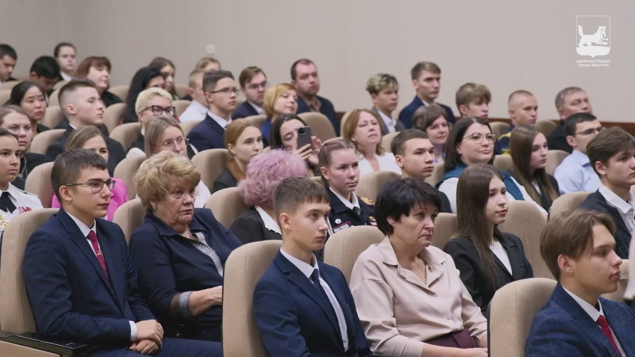 Руслан Болотов: Двухтомник «Иркутск – город трудовой доблести» теперь будет храниться во всех школах нашего города и муниципальных библиотеках