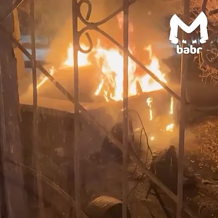 Легковушка мощно полыхала ночью в Чите