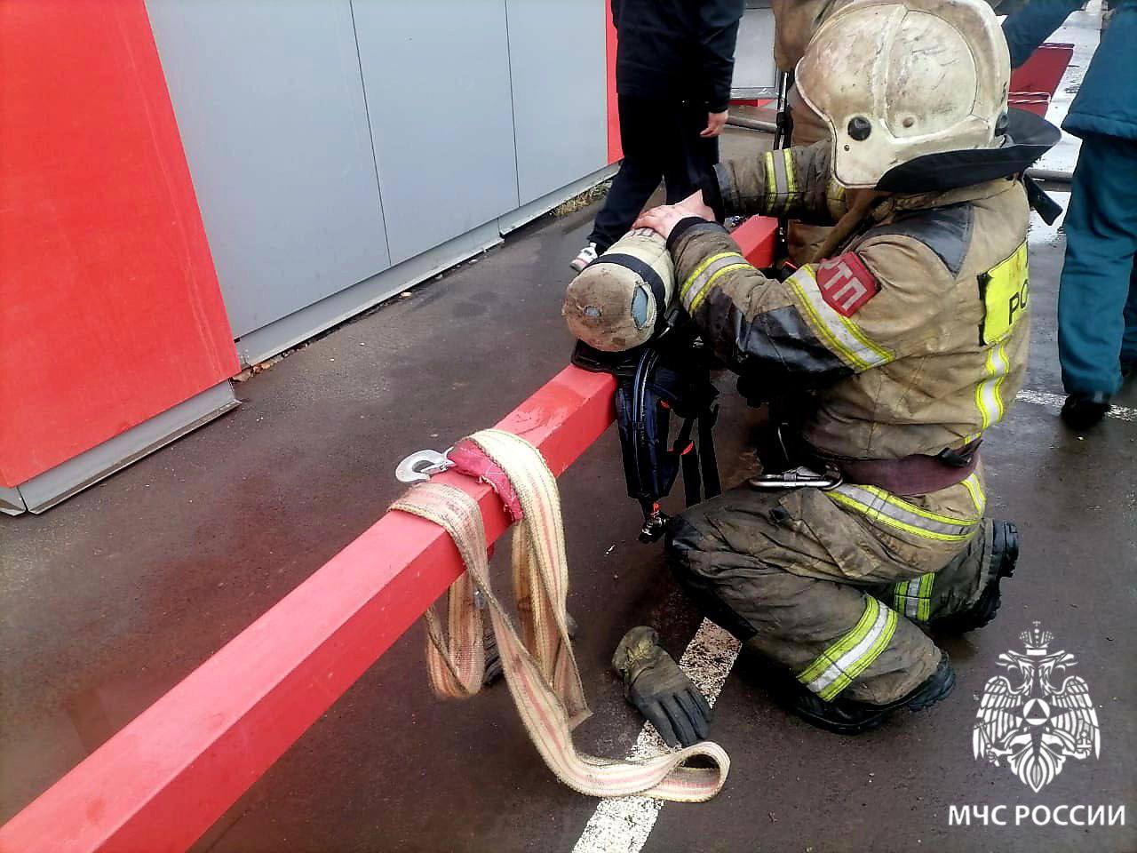 В Тайшете утром 1 ноября загорелся торговый центр В Тайшете утром 1 ноября загорелся торговый центр