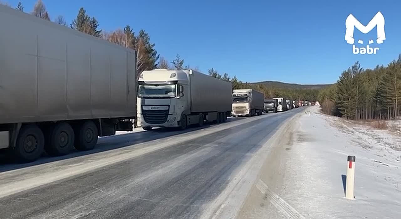 Пробка из фур растянулась на трассе между Читой и Хабаровском из-за прошедшего снегопада