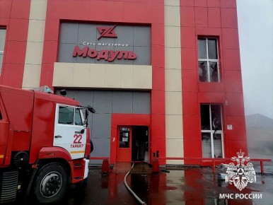 Огнеборцы МЧС России ликвидировали открытое горение в здании торгового центра на улице Суворова в Тайшете