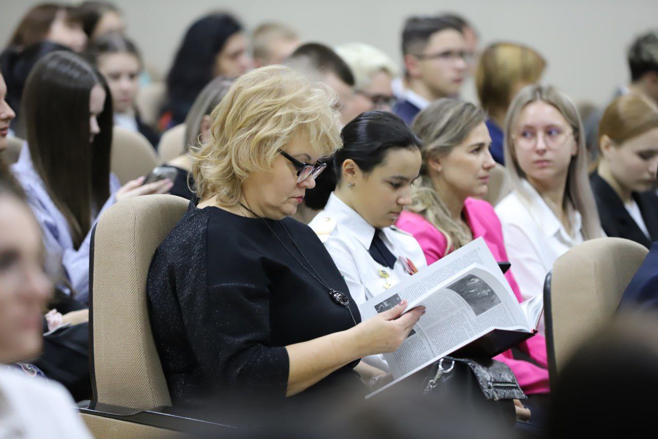 В Иркутске передали школам и библиотекам книгу «Город трудовой доблести» В Иркутске передали школам и библиотекам книгу «Город трудовой доблести»