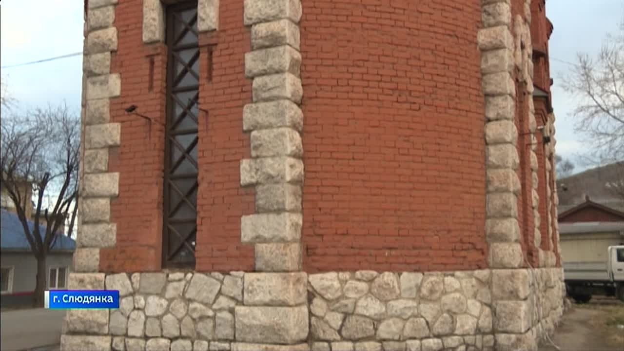 Генеральную уборку провели в здании слюдянской водонапорной башни