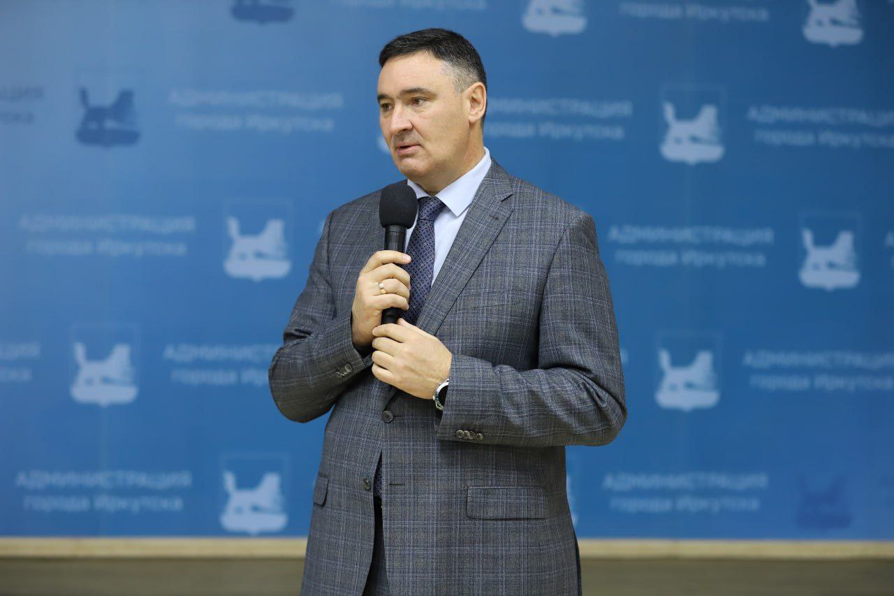 В Иркутске передали школам и библиотекам книгу «Город трудовой доблести» В Иркутске передали школам и библиотекам книгу «Город трудовой доблести»