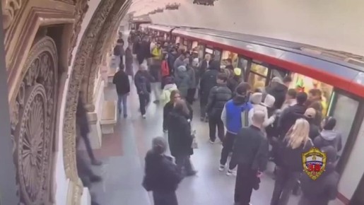 В московском метро на станции «Киевская» женщине не понравился внешний вид 22-летнего парня из Иркутской области — и она решила об этом публично сообщить