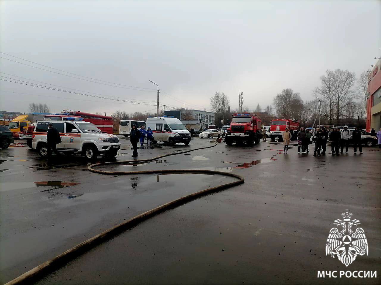 Пожарные ликвидировали открытое горение в здании ТЦ в Тайшете Пожарные ликвидировали открытое горение в здании ТЦ в Тайшете