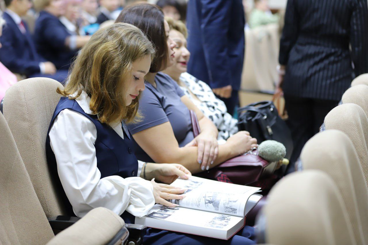 В Иркутске передали школам и библиотекам книгу «Город трудовой доблести» В Иркутске передали школам и библиотекам книгу «Город трудовой доблести»