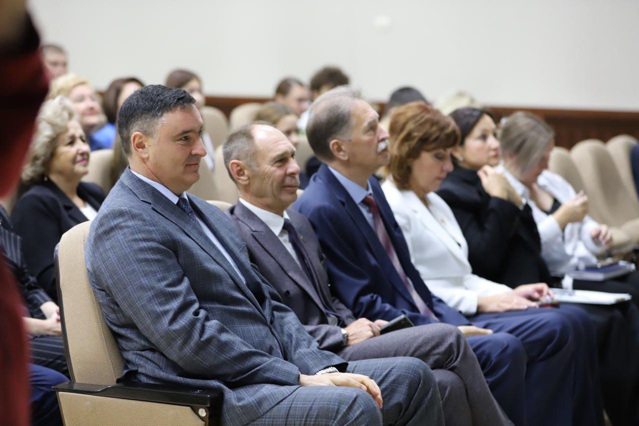 В Иркутске передали школам и библиотекам книгу «Город трудовой доблести» В Иркутске передали школам и библиотекам книгу «Город трудовой доблести»