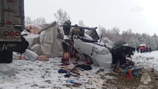 Два человека погибли, еще двое пострадали в результате ДТП с участием четырех фур на трассе в Иркутской области, передает местный МЧС