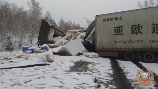 Сотрудники Госавтоинспекции разбираются в обстоятельствах ДТП с участием четырех грузовых машин в Куйтунском районе на федеральной автодороге Р-255 «Сибирь»