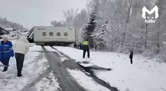 Массовое ДТП с фурами на трассе в Иркутской области