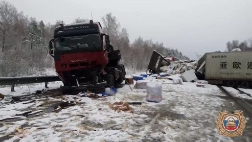 На трассе Р-255 "Сибирь" в Иркутской области столкнулись четыре грузовика