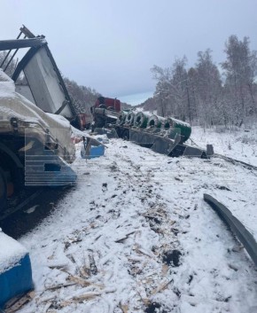 В Иркутской области два грузовика столкнулись лоб в лоб и после удара снесли ещё два большегруза