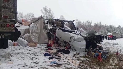 В Иркутской области в результате столкновения четырех фур погибли три человека, еще двое пострадали