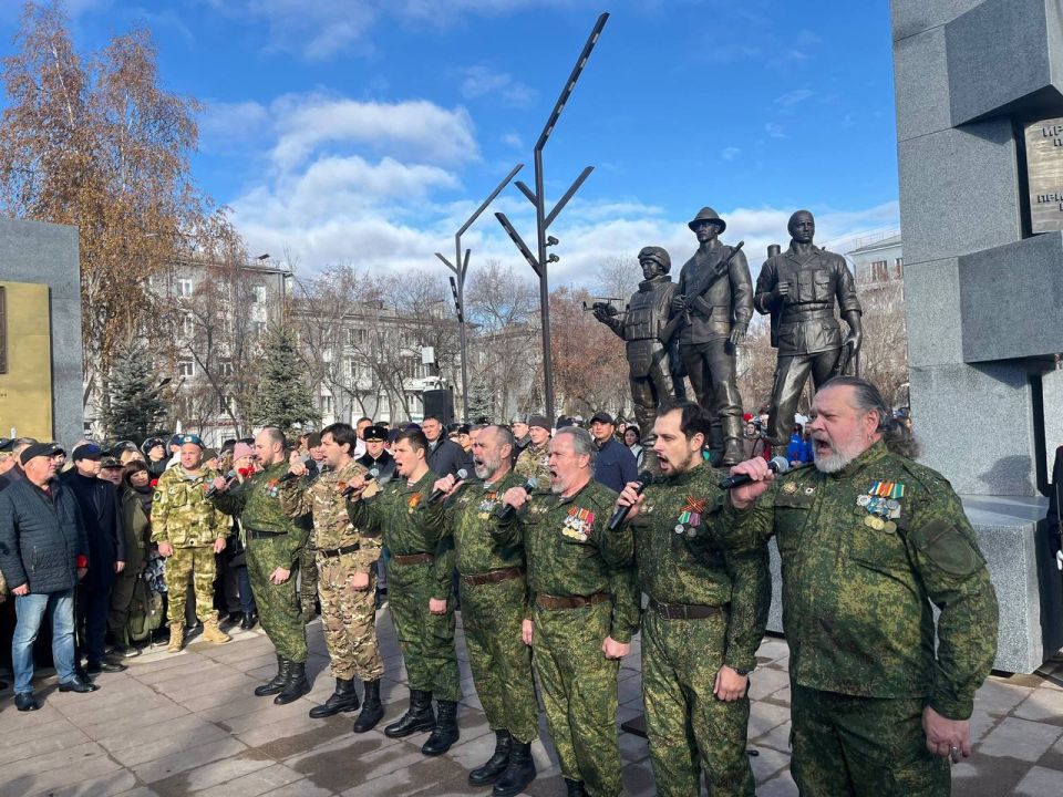 На площади Декабристов торжественно презентовали мемориал «Дед, отец и сын», посвящённый героям-защитникам Отечества