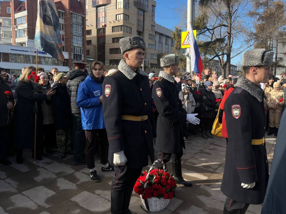 На площади Декабристов торжественно презентовали мемориал «Дед, отец и сын», посвящённый героям-защитникам Отечества На площади Декабристов торжественно презентовали мемориал «Дед, отец и сын», посвящённый героям-защитникам Отечества