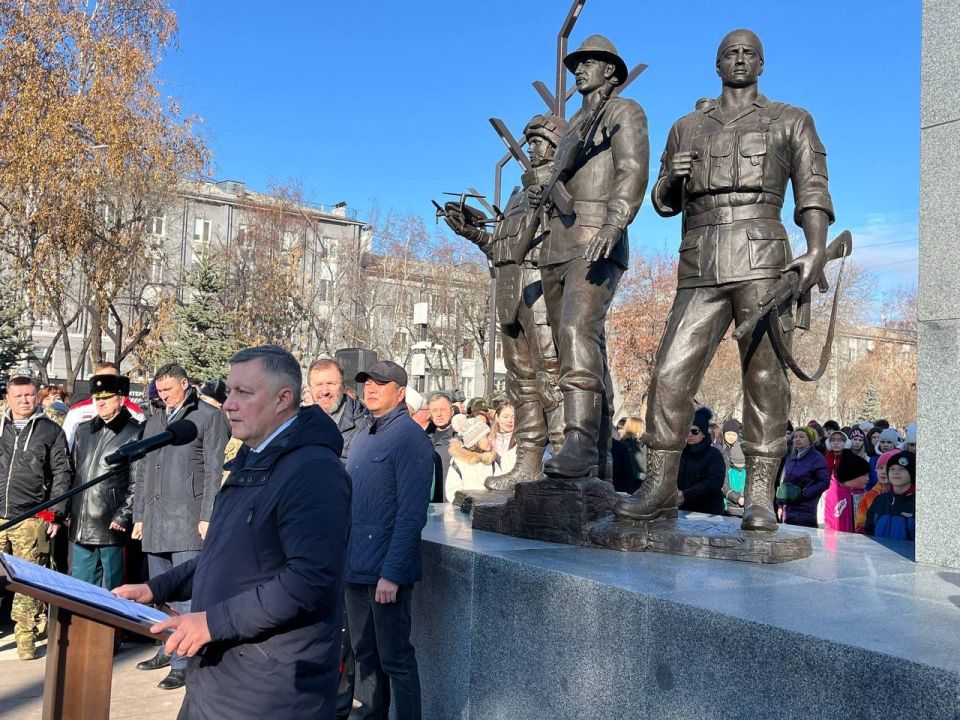 На площади Декабристов торжественно презентовали мемориал «Дед, отец и сын», посвящённый героям-защитникам Отечества На площади Декабристов торжественно презентовали мемориал «Дед, отец и сын», посвящённый героям-защитникам Отечества