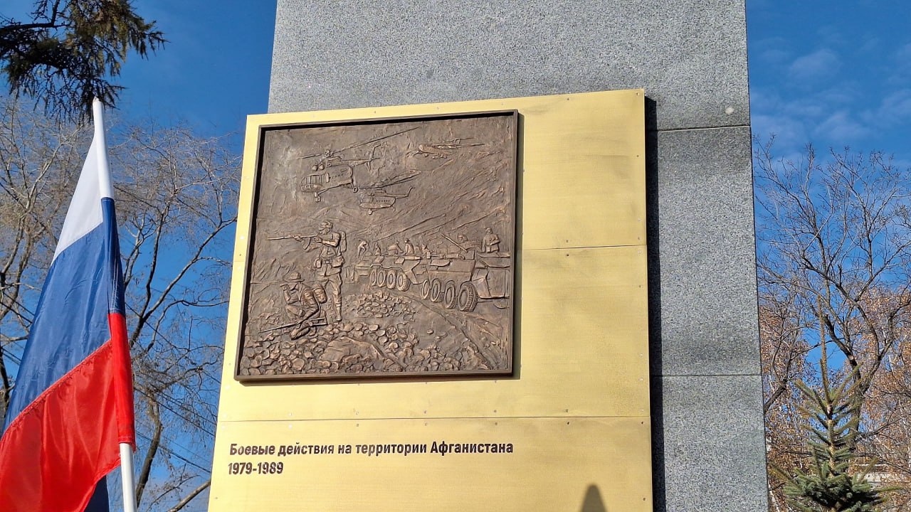 Мемориальный комплекс «Аллея памяти» открыли в День народного единства на площади Декабристов в Иркутске Мемориальный комплекс «Аллея памяти» открыли в День народного единства на площади Декабристов в Иркутске