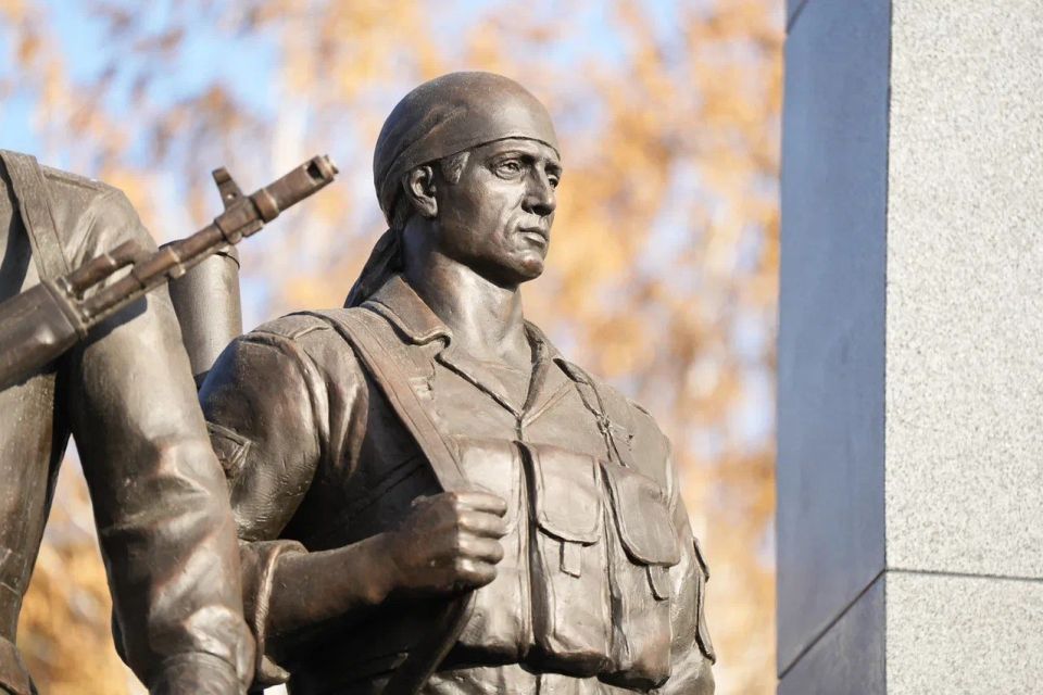 В Иркутске на площади Декабристов открыли Аллею Памяти В Иркутске на площади Декабристов открыли Аллею Памяти