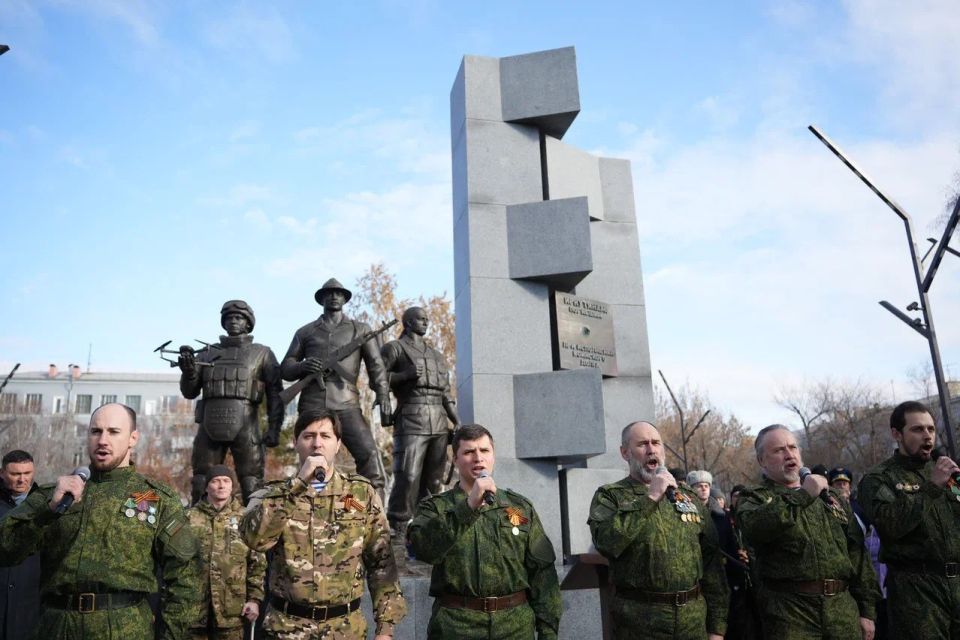 В Иркутске на площади Декабристов открыли Аллею Памяти В Иркутске на площади Декабристов открыли Аллею Памяти