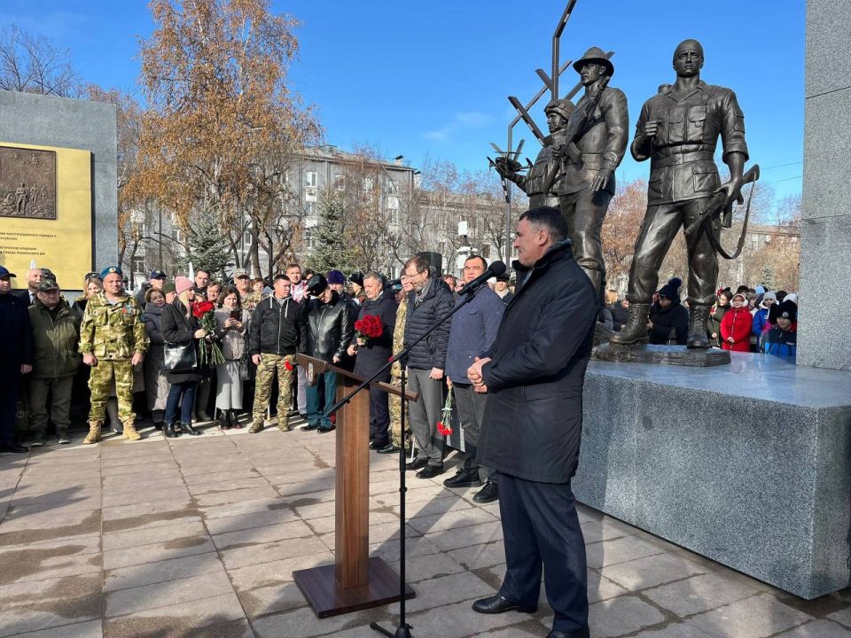 На площади Декабристов торжественно презентовали мемориал «Дед, отец и сын», посвящённый героям-защитникам Отечества На площади Декабристов торжественно презентовали мемориал «Дед, отец и сын», посвящённый героям-защитникам Отечества