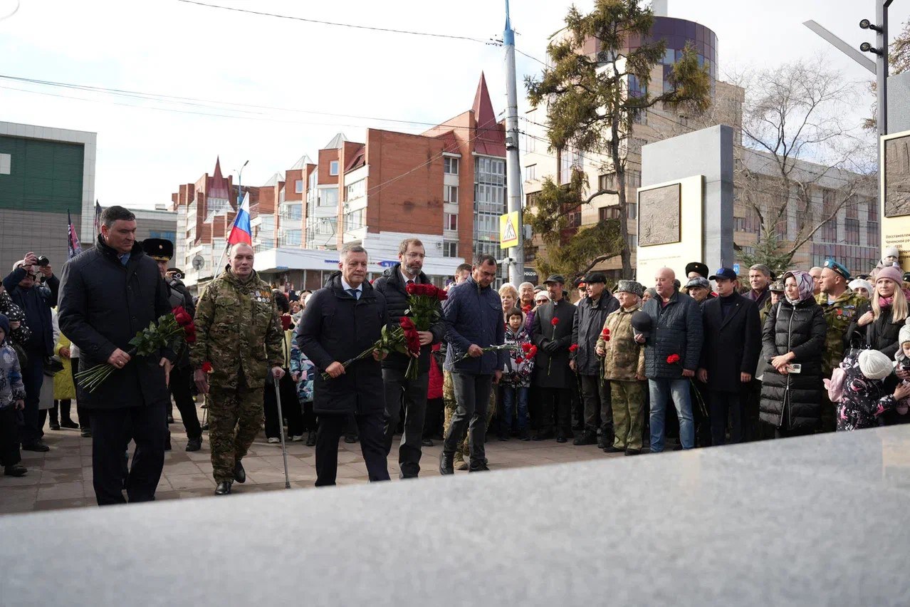 В Иркутске на площади Декабристов открыли Аллею Памяти В Иркутске на площади Декабристов открыли Аллею Памяти