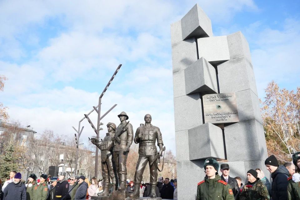 В Иркутске на площади Декабристов открыли Аллею Памяти В Иркутске на площади Декабристов открыли Аллею Памяти