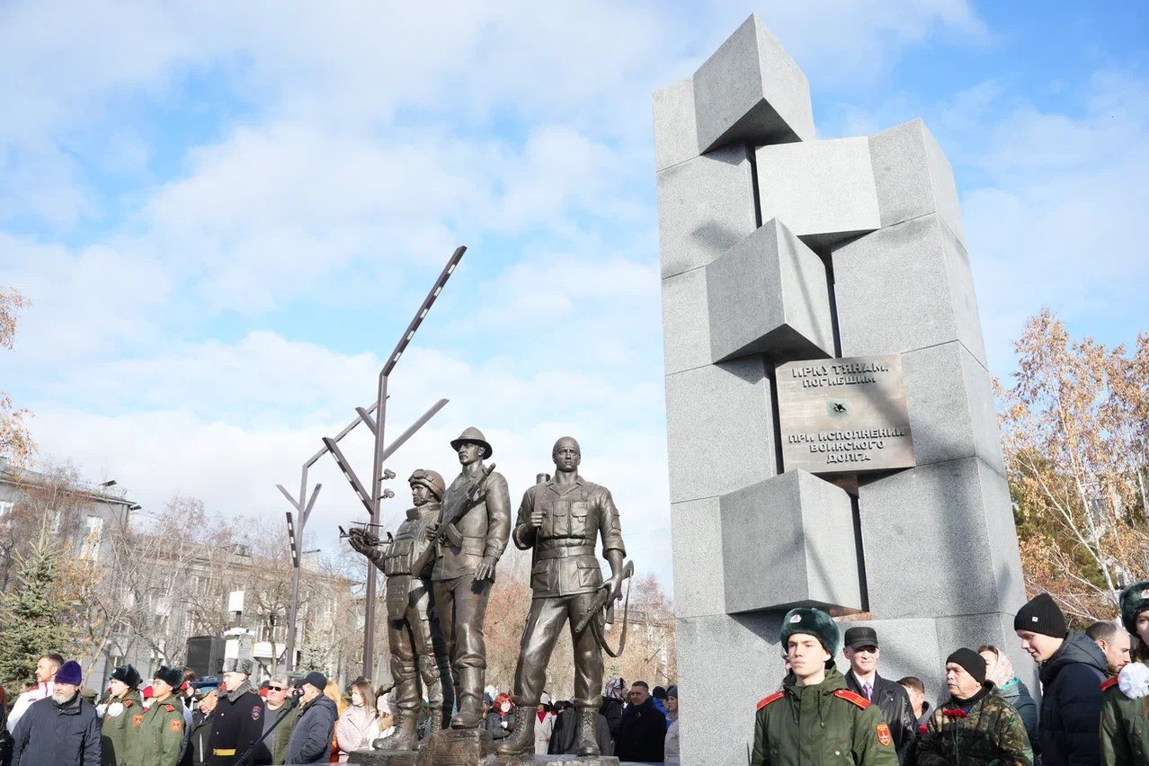 В Иркутске на площади Декабристов открыли Аллею Памяти В Иркутске на площади Декабристов открыли Аллею Памяти